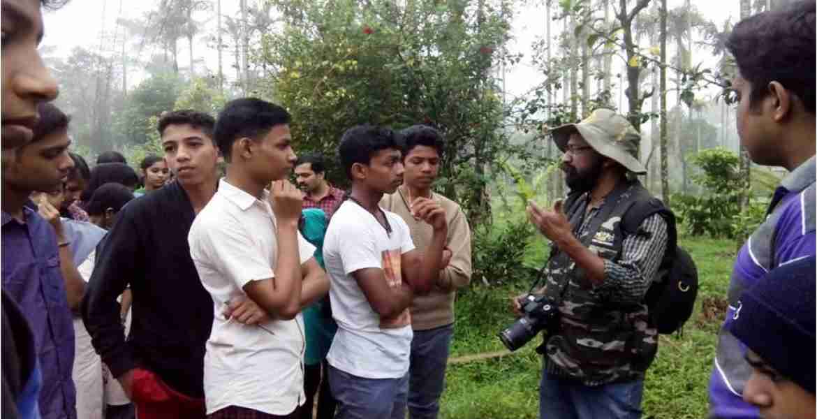 ശ്രീകണ്ഠപുരം ഗവ. ഹയർ സെക്കൻഡറി സ്‌കൂൾ വിദ്യാർഥികൾ പരിസ്ഥിതി പ്രവർത്തകൻ വി.സി. ബാലകൃഷ്ണനോടൊപ്പം കോട്ടൂർ ജൈവവൈവിധ്യ പാർക്കിൽ.