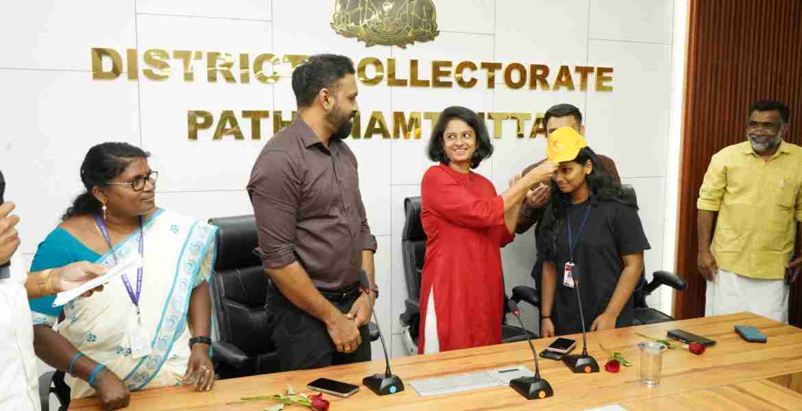 പവര്‍ ബ്രിഗേഡ് പദ്ധതിയുടെ ഭാഗമായി റോഡ് സേഫ്റ്റി ബ്രിഗേഡ് വിഭാഗത്തിലെ വിദ്യാര്‍ഥിയെ പൊതു വിദ്യാഭ്യാസ സെക്രട്ടറി കെ വാസുകി തൊപ്പി ധരിപ്പിക്കുന്നു