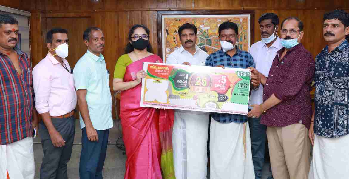  കേരള സംസ്ഥാന ഭാഗ്യക്കുറി വകുപ്പിന്റെ തിരുവോണം ബംമ്പര്‍ ഭാഗ്യക്കുറി 2022 ടിക്കറ്റിന്റെ ജില്ലാതല പ്രകാശനം ജില്ലാ കളക്ടര്‍ ഡോ.ദിവ്യ എസ്.അയ്യര്‍ നിര്‍വഹിച്ചു