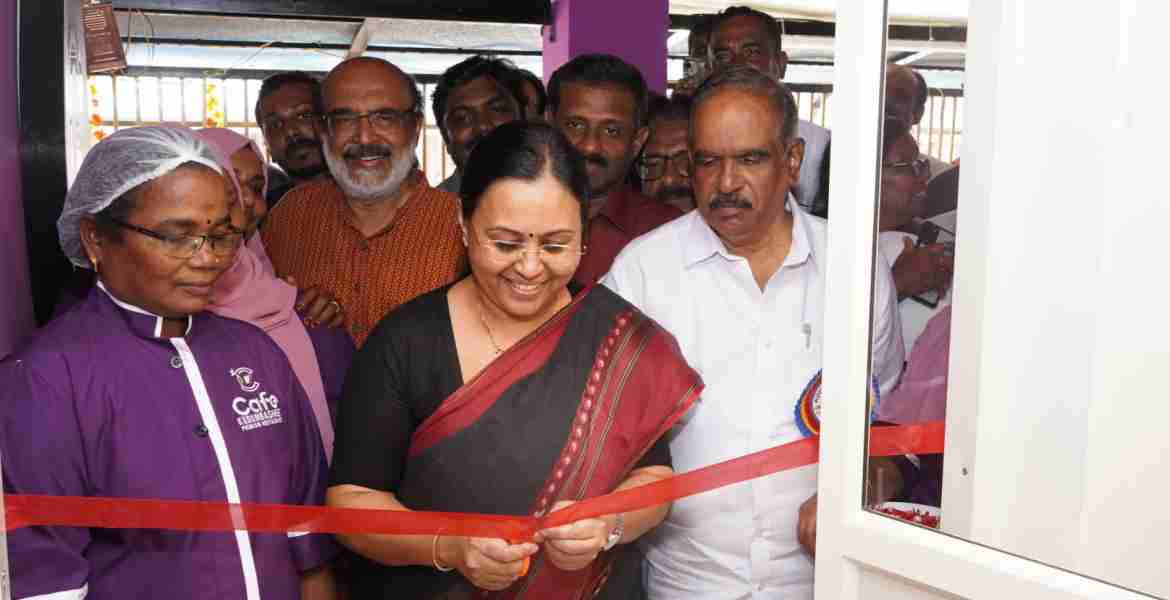 കുടുംബശ്രീ പ്രീമിയം കഫേയുടെയും ട്രാവലേഴ്സ് ലോഞ്ചിന്റെയും ഉദ്ഘാടനം ആരോഗ്യവകുപ്പ് മന്ത്രി വീണാ ജോര്‍ജ് നിര്‍വഹിക്കുന്നു