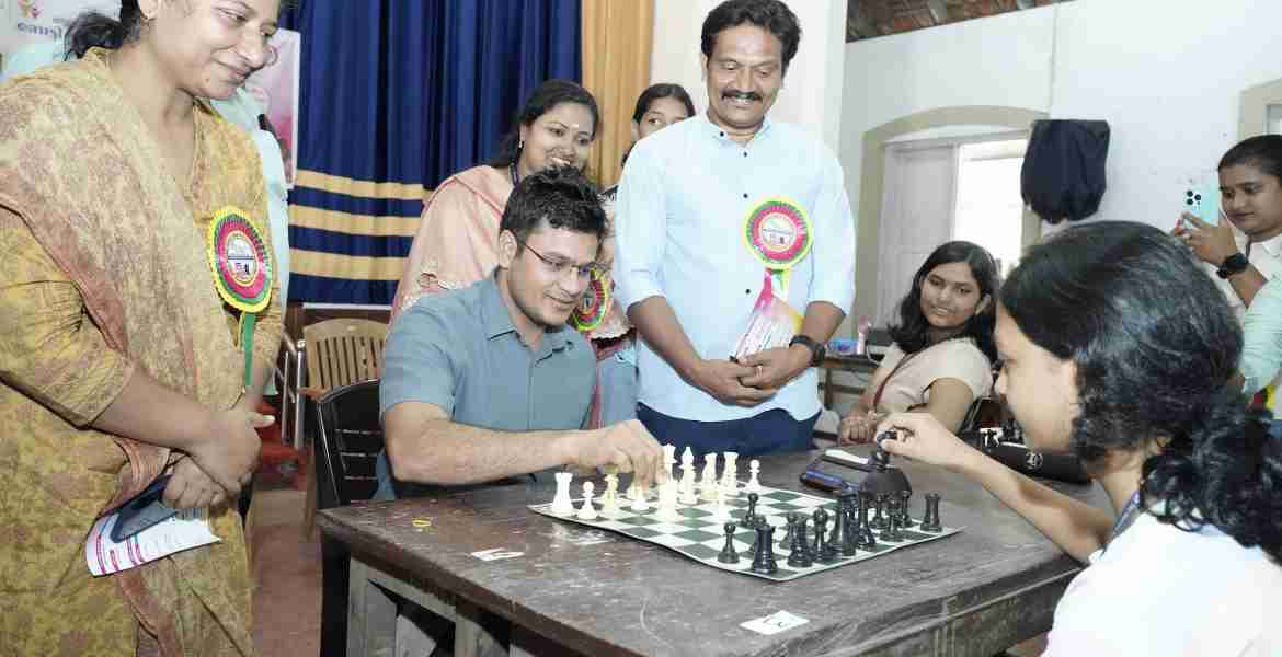 വനിതാ ശിശു വികസന വകുപ്പിന്‍റെ ആഭിമുഖ്യത്തില്‍ പെണ്‍കുട്ടികള്‍ക്കായി നടത്തിയ ജില്ലാതല ചെസ്സ് മത്സരം ജില്ലാ കളക്ടര്‍ ചേതന്‍ കുമാര്‍ മീണ ഉദ്ഘാടനം ചെയ്യുന്നു​.
