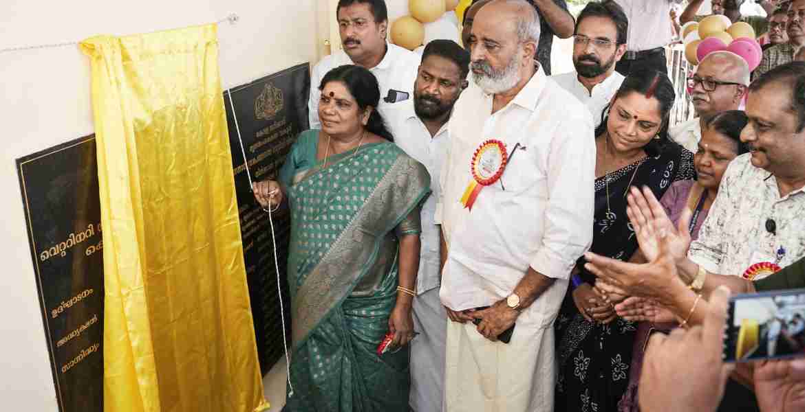  കുന്നന്താനം ഗ്രാമപഞ്ചായത്ത് വെറ്ററിനറി ഡിസ്പെന്‍സറിയുടെയും നവീകരിച്ച കന്നുകുട്ടി പരിപാലന പദ്ധതിയുടെയും ഉദ്ഘാടനം മന്ത്രി  ജെ ചിഞ്ചുറാണി നിര്‍വഹിക്കുന്നു