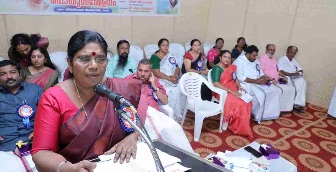 ജില്ലാ ക്ഷീരസംഗമത്തോടനുബന്ധിച്ച് പൊതുസമ്മേളനം കോട്ട ശ്രീദേവി ക്ഷേത്ര ഓഡിറ്റോറിയത്തില്‍  മന്ത്രി ജെ. ചിഞ്ചുറാണി ഉദ്ഘാടനം ചെയ്യുന്നു