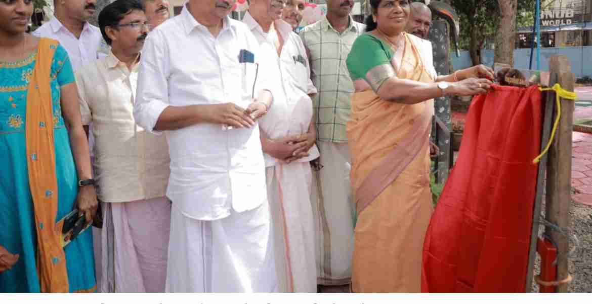 വിദ്യാര്‍ത്ഥികളെ ആകര്‍ഷിക്കുകയും അവരുടെ അക്കാദമിക ഭൗതിക മാനസിക ചിന്തകള്‍ വികസിപ്പിക്കുകയും ചെയ്യുന്ന സംസ്ഥാനത്തെ നൂതന  വിദ്യാഭ്യാസ സൗകര്യങ്ങള്‍ രാജ്യത്തിന് മാതൃകയെന്ന് മൃഗസംരക്ഷണ ക്ഷീരവികസന മന്ത്രി ജെ ചിഞ്ചുറാണി. ചിതറ സര്‍ക്കാര്‍ എല്‍പി ആന്റ് പ്രീ പ്രൈമറി സ്‌കൂളില്‍ നിര്‍മിച്ച അന്താരാഷ്ട്ര നിലവാരത്തിലുള്ള പ്രീ സ്‌കൂള്‍ വര്‍ണക്കൂടാരം ഉദ്ഘാടനം ചെയ്യുകയായിരുന്നു മന്ത്രി. ആധുനിക സൗകര്യങ്ങളോട് കൂടിയ സര്‍ക്കാര്‍ സ്‌കൂളുകളിലേക്ക് കൂടുതല്‍ കുട്ടികള്‍ പഠിക്കാനെത്തുന്നത് സര്‍ക്കാരിന്റെ നേട്ടമാണ്. വര്‍ണക്കൂടാരം പോലുള്