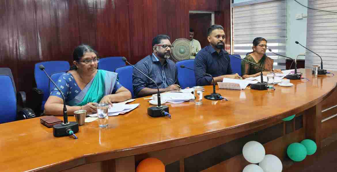 കലക്ടറേറ്റ് കോണ്‍ഫറന്‍സ് ഹാളില്‍ ചേര്‍ന്ന പട്ടികജാതി -പട്ടികവര്‍ഗ വികസനസമിതി യോഗത്തില്‍ ഡെപ്യൂട്ടി സ്പീക്കര്‍ ചിറ്റയം ഗോപകുമാര്‍ പദ്ധതി പുരോഗതി വിലയിരുത്തുന്നു