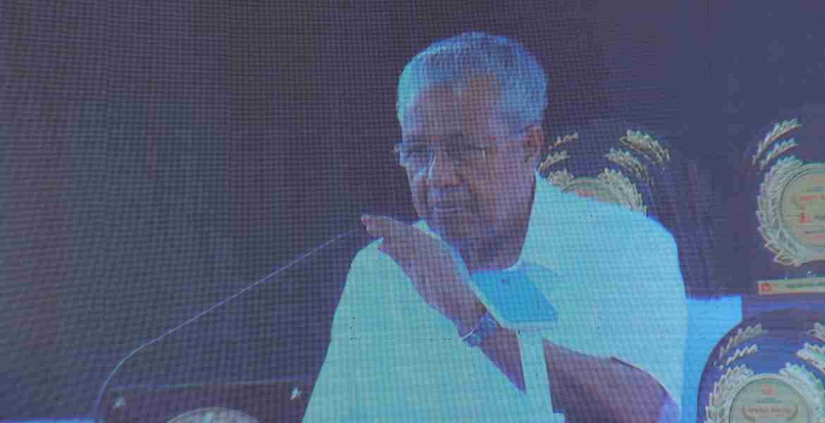 ആരോഗ്യമേഖലയില്‍ മികച്ച പ്രവര്‍ത്തനങ്ങള്‍ നടത്തിയ തദ്ദേശ സ്വയംഭരണ സ്ഥാപനങ്ങള്‍ക്കുള്ള ആര്‍ദ്രകേരളം പുരസ്‌കാരം 2021-22 വിതരണവും 50 കുടുംബാരോഗ്യ കേന്ദ്രങ്ങളുടെ ഉദ്ഘാടനവും നിര്‍വഹിച്ച് മുഖ്യമന്ത്രി പിണറായി വിജയന്‍ സംസാരിക്കുന്നു.