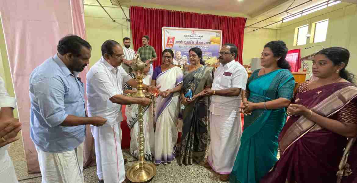 കയര്‍ ഭൂവസ്ത്ര വിതാന പദ്ധതിയുടെ ഭാഗമായി സംഘടിപ്പിച്ച ഏകദിന സെമിനാര്‍  അബാന്‍ ആര്‍കേഡ് ഓഡിറ്റോറിയത്തില്‍ ജില്ലാ പഞ്ചായത്ത് പ്രസിഡന്റ് ജോര്‍ജ് എബ്രഹാം ഉദ്ഘാടനം ചെയ്യുന്നു