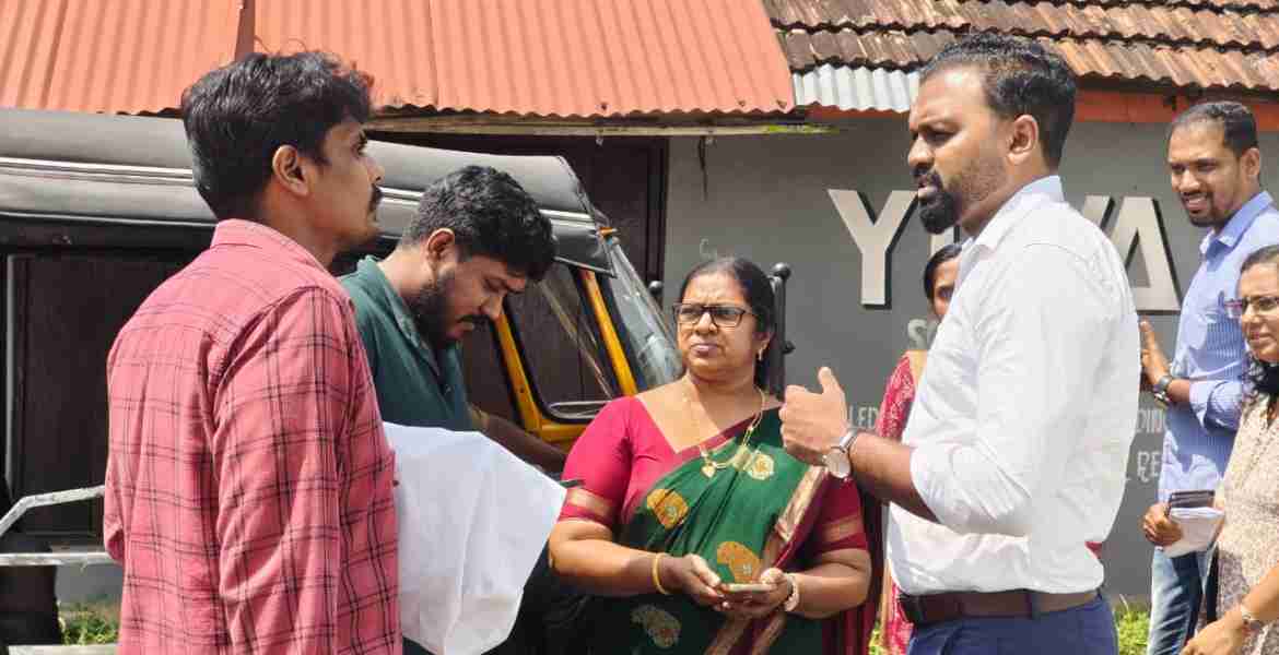 തീവ്ര വോട്ടര്‍ പട്ടിക പരിഷ്‌കരണത്തിന്റെ ഭാഗമായുള്ള പ്രവര്‍ത്തനം ജില്ലാ കലക്ടര്‍ എസ് പ്രേം കൃഷ്ണന്‍ വിലയിരുത്തുന്നു