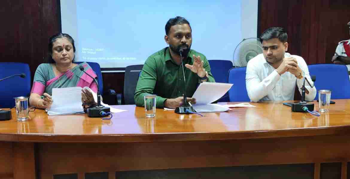 കരുതലും കൈത്താങ്ങും' താലൂക്ക്തല പൊതുജന അദാലത്തിലേക്കുളള ക്രമീകരണങ്ങള്‍ ജില്ലാ കലക്ടര്‍ എസ്. പ്രേം കൃഷ്ണന്‍ കലക്ടറേറ്റ് കോണ്‍ഫറന്‍സ് ഹാളില്‍ ചേര്‍ന്ന അവലോകനയോഗത്തില്‍ വിശദീകരിക്കുന്നു   