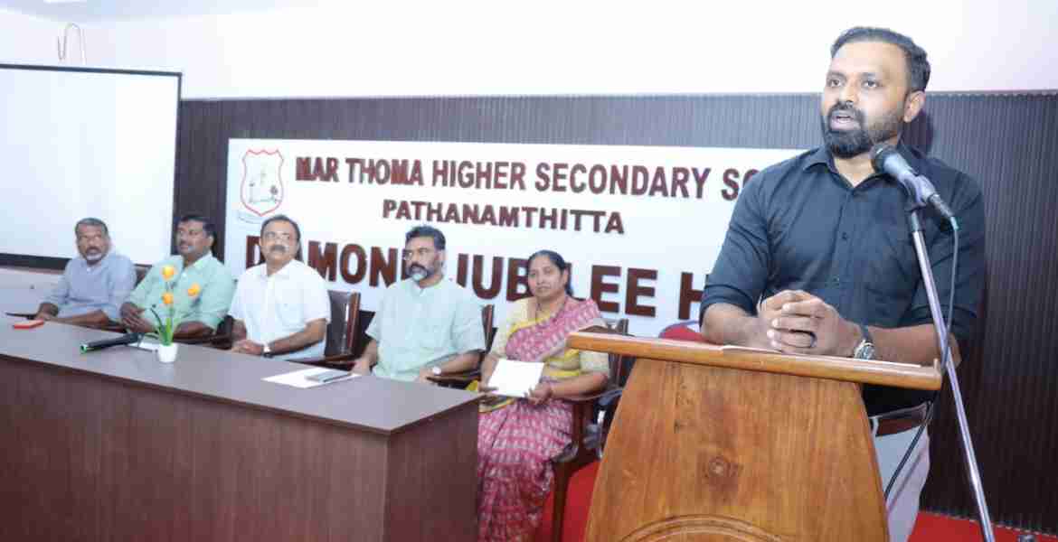 ഹരിതകേരളം മിഷന്‍ ദേശീയ പരിസ്ഥിതി സമ്മേളനത്തിന്റെ മുന്നോടിയായി ജില്ലയില്‍ സംഘടിപ്പിച്ച പ്രശ്‌നോത്തരി, ഉപന്യാസ മത്സരങ്ങളുടെ ഉദ്ഘാടനം പത്തനംതിട്ട മാര്‍ത്തോമ ഹയര്‍ സെക്കന്‍ഡറി സ്‌കൂളില്‍ ജില്ലാ കലക്ടര്‍ എസ് പ്രേം കൃഷ്ണന്‍ നിര്‍വഹിക്കുന്നു