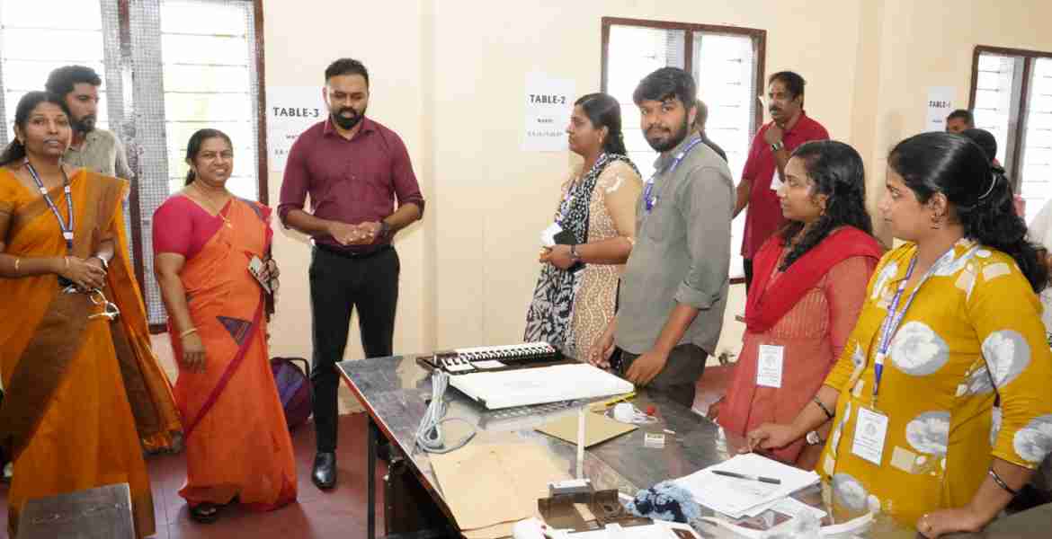 ഇവിഎം കമ്മീഷനിങ് കേന്ദ്രമായ അടൂര്‍ ഹോളി ഏഞ്ചല്‍സ് സ്‌കൂള്‍ ജില്ലാ കലക്ടര്‍ എസ് പ്രേം കൃഷ്ണന്‍ സന്ദര്‍ശിക്കുന്നു