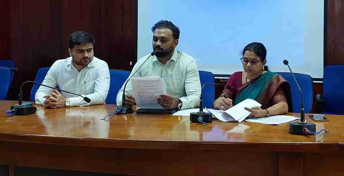 കലക്ടറേറ്റ് കോണ്‍ഫറന്‍സ് ഹാളില്‍ ചേര്‍ന്ന ആറന്മുള വളളസദ്യയുമായി ബന്ധപ്പെട്ട ആലോചന യോഗം