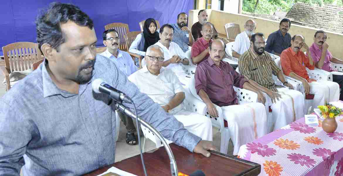 ജില്ലാ ലൈബ്രറി കൗണ്‍സിലിന്റെയും പി എന്‍ പണിക്കര്‍ ഫൗണ്ടേഷന്റേയും ഇന്‍ഫര്‍മേഷന്‍ പബ്ലിക് റിലേഷന്‍സ് വകുപ്പിന്റേയും നേതൃത്വത്തില്‍ സംഘടിപ്പിച്ച വായനാ പക്ഷാചരണത്തിന്റെ ജില്ലാതല ഉദ്ഘാടനം കാസര്‍കോട് ഗവണ്‍മെന്റ് ഹയര്‍ സെക്കന്ററി സ്‌കൂളില്‍ നിര്‍വഹിച്ച് ജില്ലാ കളക്ടര്‍ ഡോ.ഡി സജിത് ബാബു സംസാരിക്കുന്നു. 
