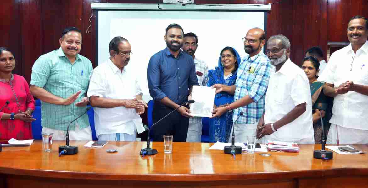 മെഴുവേലി ഗ്രാമപഞ്ചായത്തിലെ പട്ടികജാതി കുടുംബങ്ങളുടെ മൈക്രോപ്ലാന്‍ ജില്ലാ കലക്ടര്‍ എസ് പ്രേം കൃഷ്ണന് ജില്ലാ പഞ്ചായത്ത് അംഗങ്ങള്‍ കൈമാറുന്നു