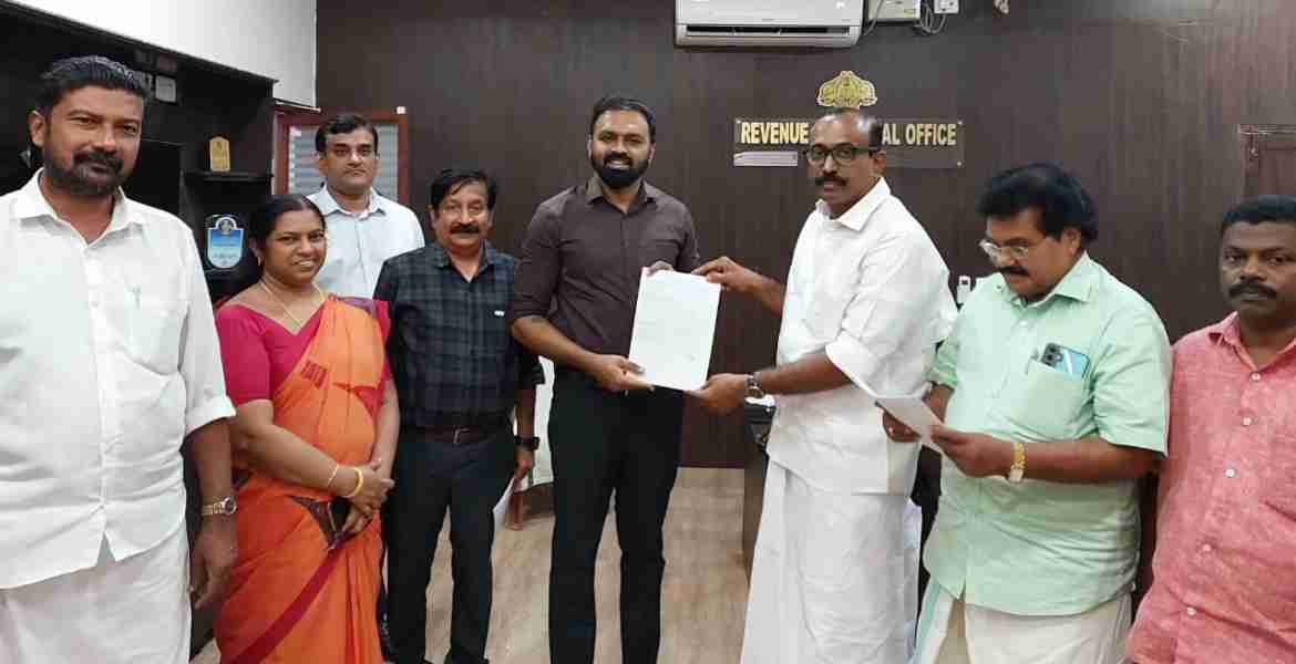 അടൂര്‍ മണ്ഡലത്തിലെ രാഷ്ട്രീയ പാര്‍ട്ടി പ്രതിനിധികള്‍ക്ക് ജില്ലാ കലക്ടര്‍ എസ് പ്രേം കൃഷ്ണന്‍  അന്തിമ വോട്ടര്‍ പട്ടിക വിതരണം ചെയ്യുന്നു