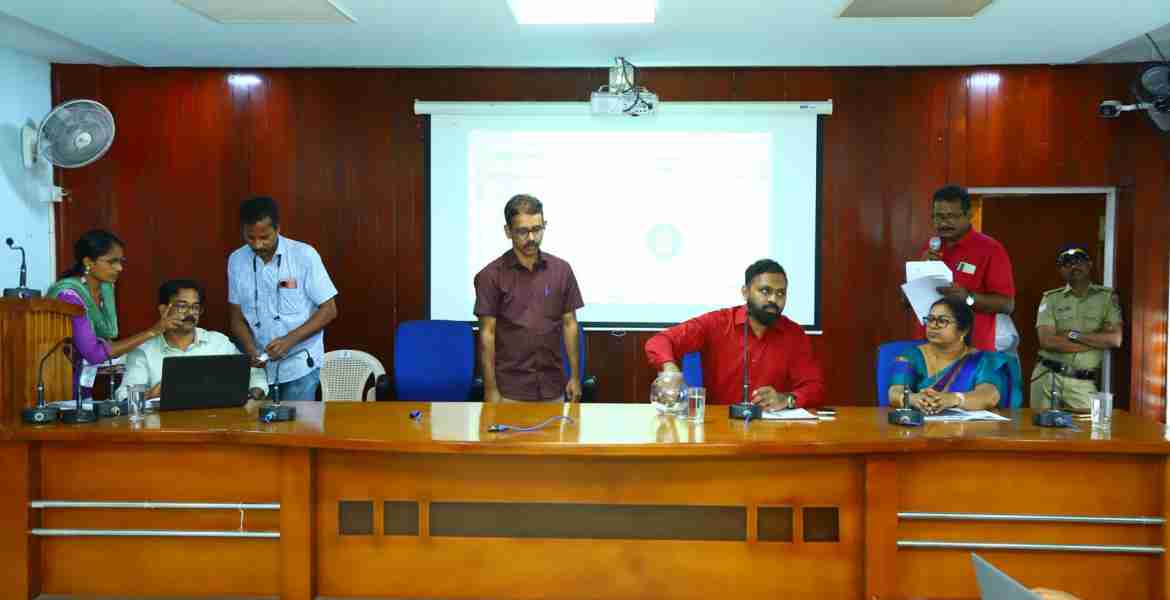 മല്ലപ്പള്ളി, കോന്നി ബ്ലോക്കുകളില്‍ ഉള്‍പ്പെട്ട ഗ്രാമപഞ്ചായത്തുകളിലെ സംവരണ വാര്‍ഡുകളുടെ നറുക്കെടുപ്പ് കലക്ടറേറ്റ് കോണ്‍ഫറന്‍സ് ഹാളില്‍ ജില്ലാ കലക്ടര്‍ എസ്. പ്രേം കൃഷ്ണന്‍ നറുക്കെടുക്കുന്നു