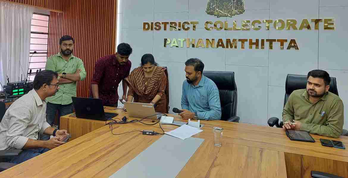 വോട്ടിംഗ് യന്ത്രങ്ങളുടെ ഒന്നാംഘട്ട റാന്‍ഡമൈസേഷന്‍ കലക്ടറേറ്റ് പമ്പ കേണ്‍ഫറന്‍സ് ഹാളില്‍  ജില്ല കലക്ടര്‍ എസ് പ്രേം കൃഷ്ണന്‍ നിര്‍വഹിക്കുന്നു