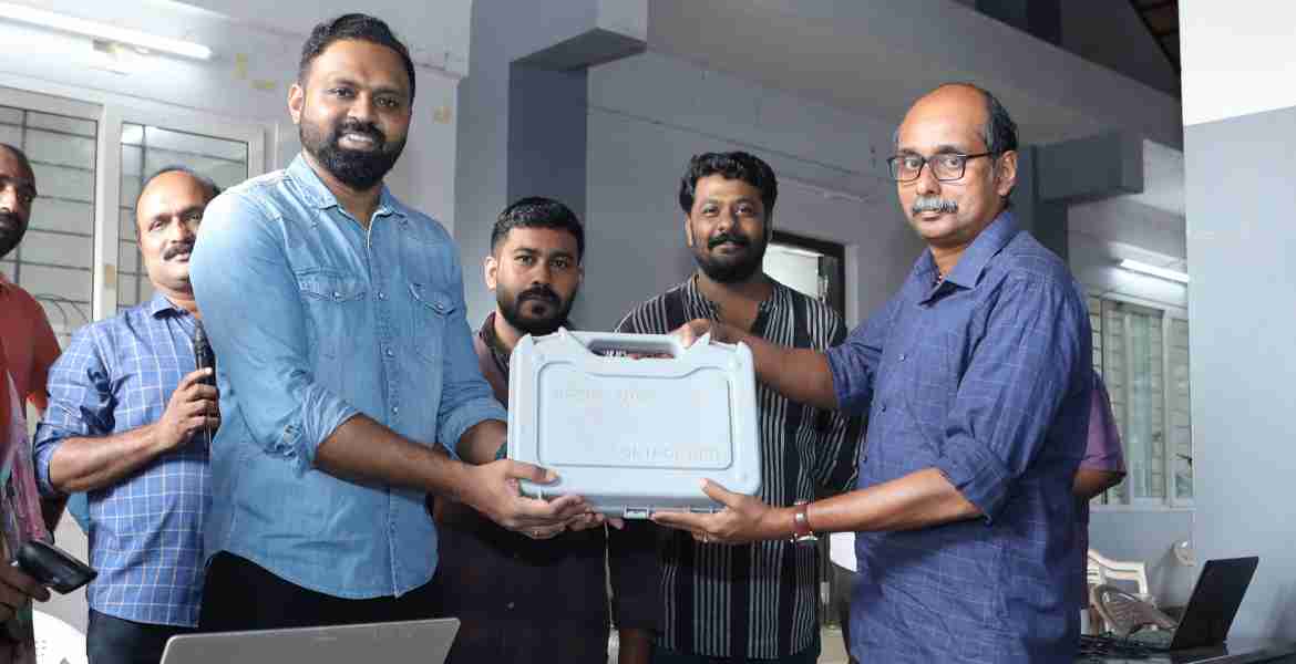 ഇലക്ട്രോണിക് വോട്ടിങ് യന്ത്രങ്ങളുടെ വിതരണം പത്തനംതിട്ട ജില്ല ഇലക്ഷന്‍ വെയര്‍ ഹൗസില്‍  ജില്ല കലക്ടര്‍ എസ് പ്രേം കൃഷ്ണന്‍ നിര്‍വഹിക്കുന്നു