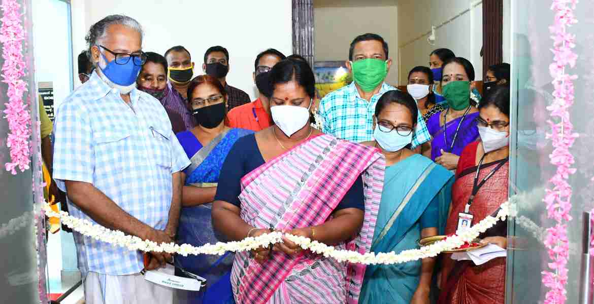 പാലക്കാട് ജില്ലാ പഞ്ചായത്തിന്റെ നവീകരിച്ച ഇ.എം.എസ് സ്മാരക കോണ്‍ഫറന്‍സ് ഹാള്‍, വെര്‍ച്വല്‍ ക്ലാസ് റും ഉദ്ഘാടനം ജില്ലാ പഞ്ചായത്ത് പ്രസിഡന്റ് അഡ്വ.കെ ശാന്തകുമാരി നിര്‍വ്വഹിക്കുന്നു.