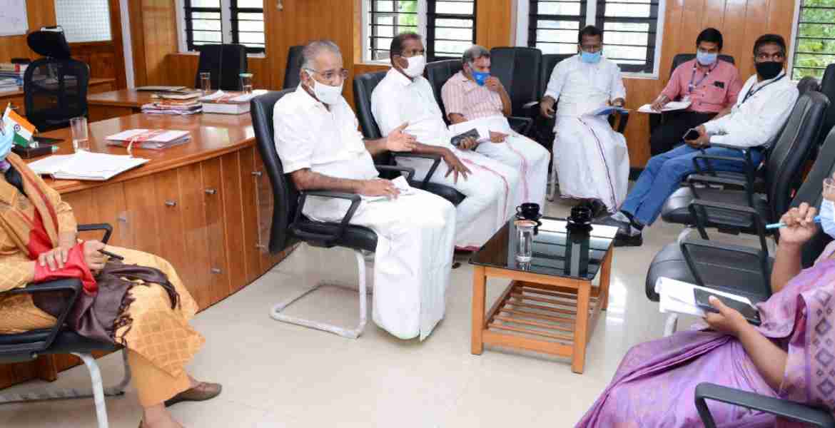 കലക്ടറേറ്റില്‍ കടന്ന കോവിഡ് അവലോകന യോഗത്തില്‍ ഗതാഗത മന്ത്രി എ.കെ ശശീന്ദ്രന്‍ സംസാരിക്കുന്നു.