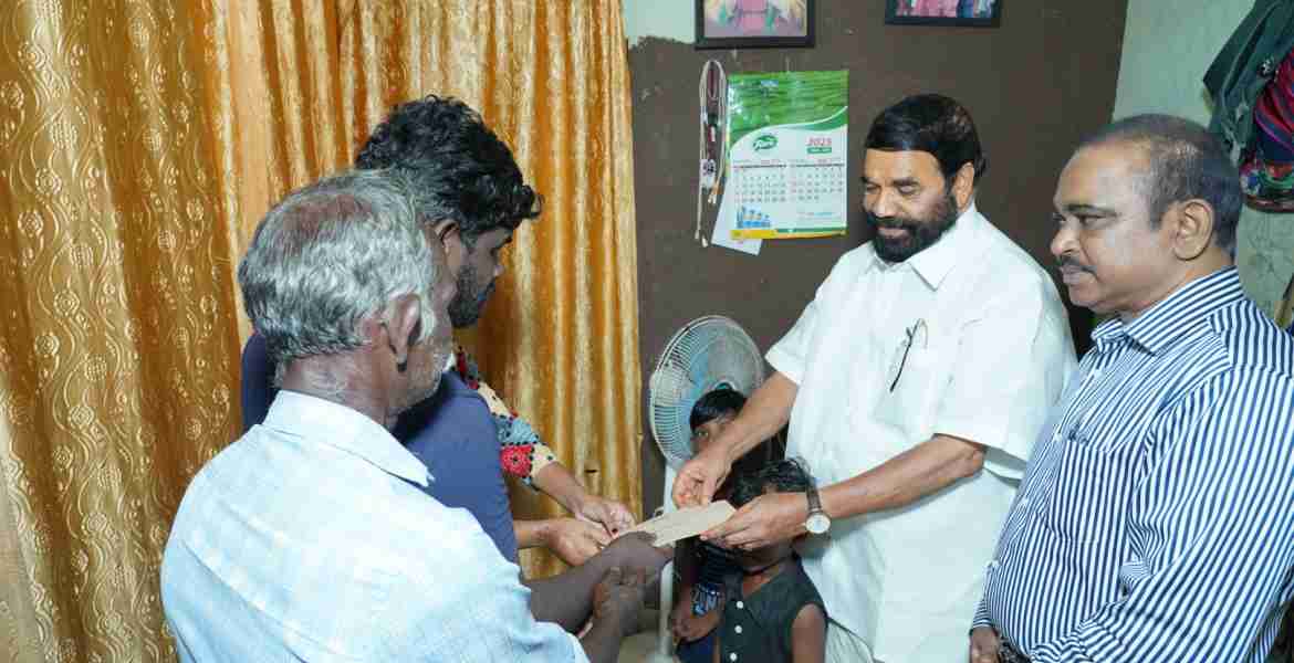 കായികമത്സരത്തിനിടെ കുഴഞ്ഞുവീണു മരിച്ച ആർപ്പൂരക്ക സ്വദേശിയായ വിദ്യാർഥിനി ക്രിസ്റ്റൽ സി. ലാലിന്റെ മാതാപിതാക്കൾക്കു മുഖ്യമന്ത്രിയുടെ ദുരിതാശ്വാസനിധിയിൽ നിന്നുള്ള രണ്ടുലക്ഷം രൂപ സഹകരണ - ദേവസ്വം - തുറമുഖ വകുപ്പ് മന്ത്രി വി. എൻ. വാസവൻ  കൈമാറുന്നു. ജില്ലാ കളക്ടർ ജോൺ വി. സാമുവൽ സമീപം.