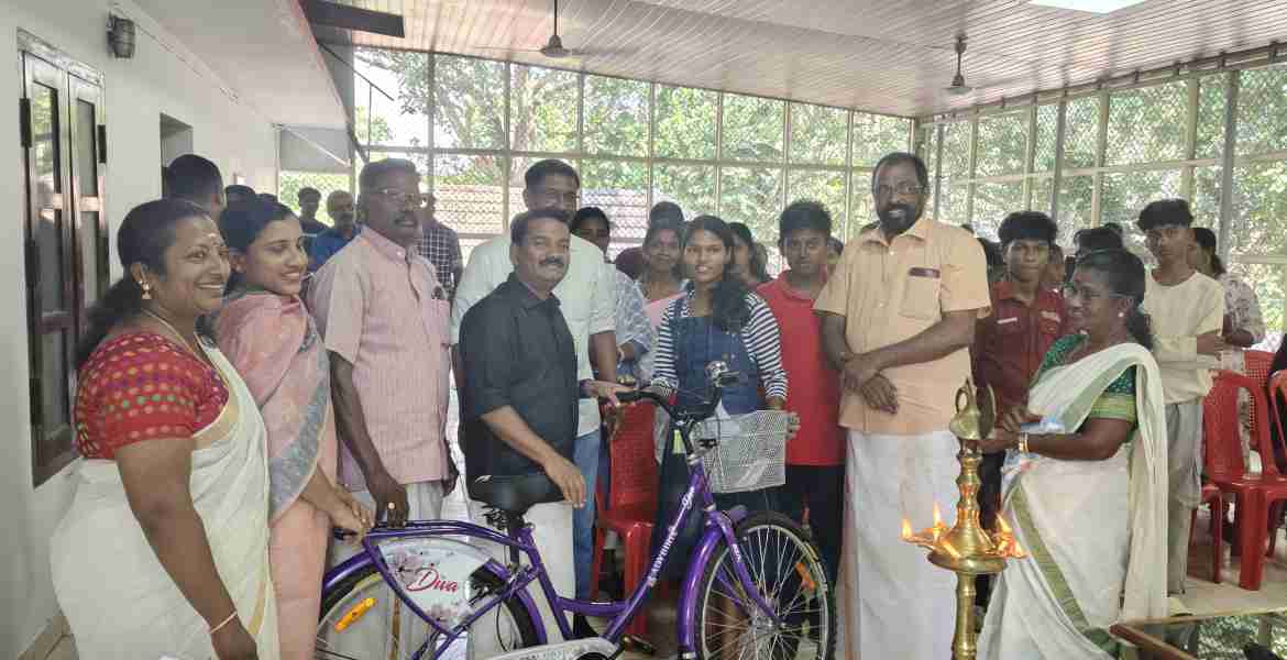 പട്ടിക വര്‍ഗ വിഭാഗ കുട്ടികള്‍ക്ക് സൈക്കിള്‍ വിതരണം നടത്തിയതിന്റെ ഉദ്ഘാടനം റാന്നി പിഡബ്ല്യൂഡി റസ്റ്റ് ഹൗസില്‍ പ്രമോദ് നാരായണന്‍ എംഎല്‍എ നിര്‍വഹിക്കുന്നു