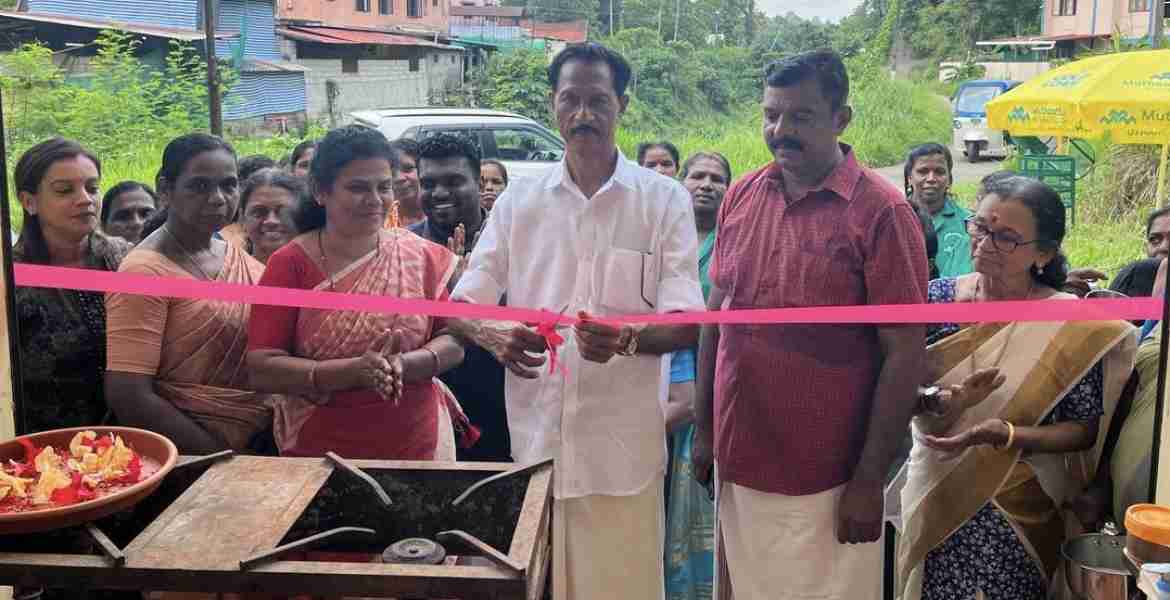 തുണ്ടഴം കുടുംബശ്രീ കഫെ ഉദ്ഘാടനം ജില്ലാ പഞ്ചായത്ത് അംഗം അഡ്വ. ഓമല്ലൂര്‍ ശങ്കരന്‍ നിര്‍വഹിക്കുന്നു
