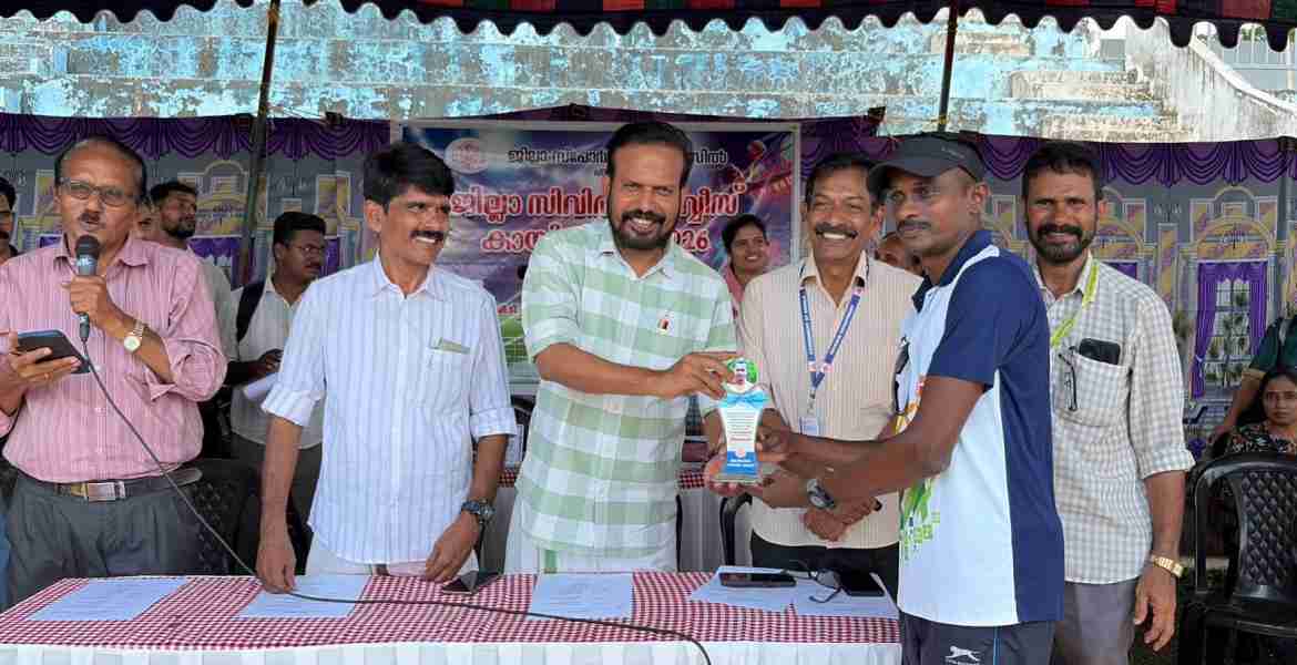 ജില്ലാ സിവിൽ സർവീസ് മത്സരങ്ങൾ ജില്ലാ സ്പോർട്സ് കൗൺസിൽ പ്രസിഡൻ്റ് ടി എം ശശി എംഎൽഎ ഉദ്ഘാടനം ചെയ്യുന്നു. പാലക്കാട് ഗവൺമെന്റ് പോളിടെക്നിക് ജീവനക്കാരൻ വി. അനീഷ്‌കുമാറിനെ ചടങ്ങിൽ ആദരിച്ചു