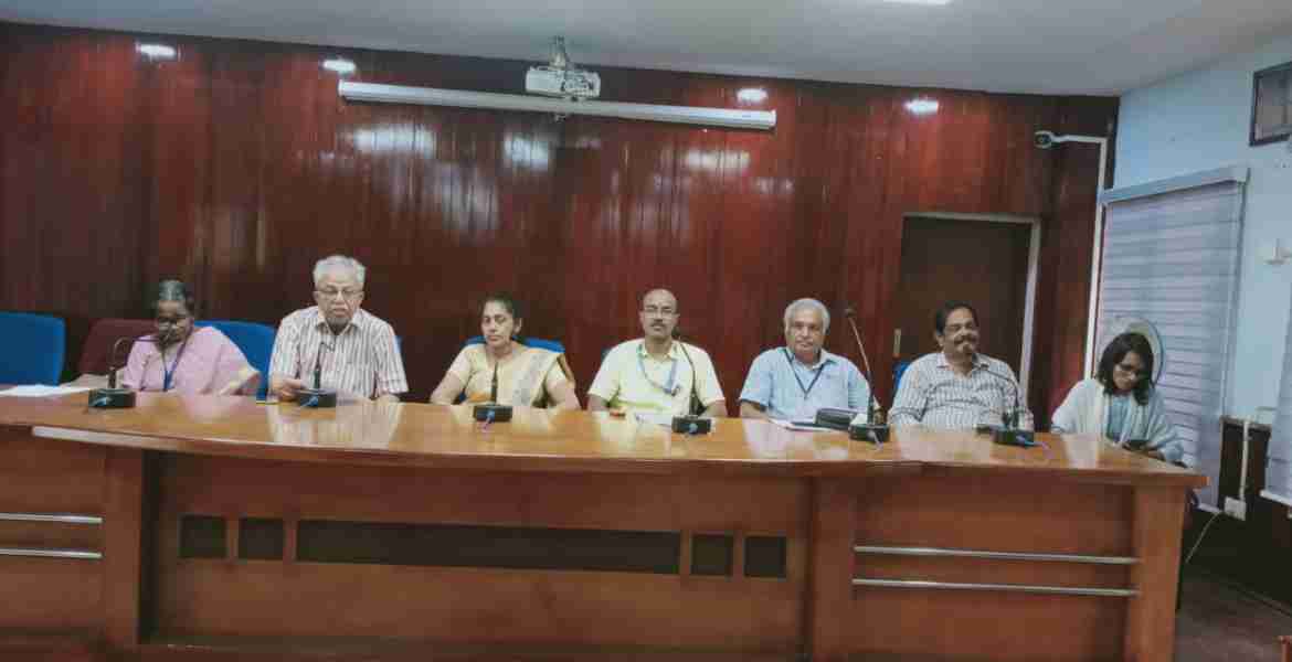 ശിശുദിനാഘോഷ പരിപാടികള്‍ ജില്ലയില്‍ സംഘടിപ്പിക്കുന്നതുമായി ബന്ധപ്പെട്ട് കളക്ടറേറ്റ് കോണ്‍ഫറന്‍സ് ഹാളില്‍ ചേര്‍ന്ന യോഗത്തില്‍ സംസ്ഥാന ശിശുക്ഷേമ സമിതി അംഗം പ്രൊഫ. റ്റി.കെ.ജി. നായര്‍ സംസാരിക്കുന്നു