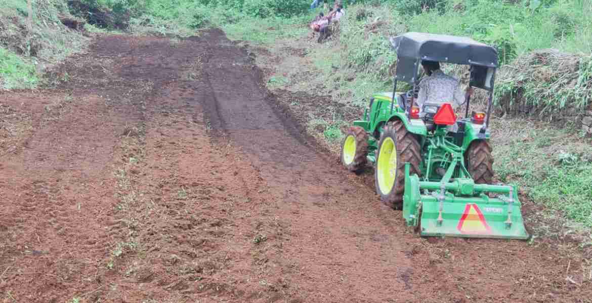 ചിന്നപ്പാറയില്‍ കരനെല്‍കൃഷിക്കായി ജെ.സി.ബി ഉപയോഗിച്ച് നിലമൊരുക്കുന്നു.