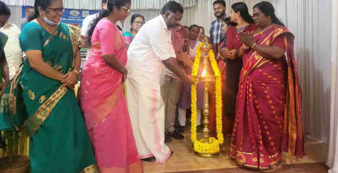 ഞങ്ങളും കൃഷിയിലേക്ക് പദ്ധതിയുടെ പന്തളം നഗരസഭാതല ഉദ്ഘാടനം ഡെപ്യൂട്ടി സ്പീക്കര്‍ ചിറ്റയം ഗോപകുമാര്‍ നിര്‍വഹിക്കുന്നു