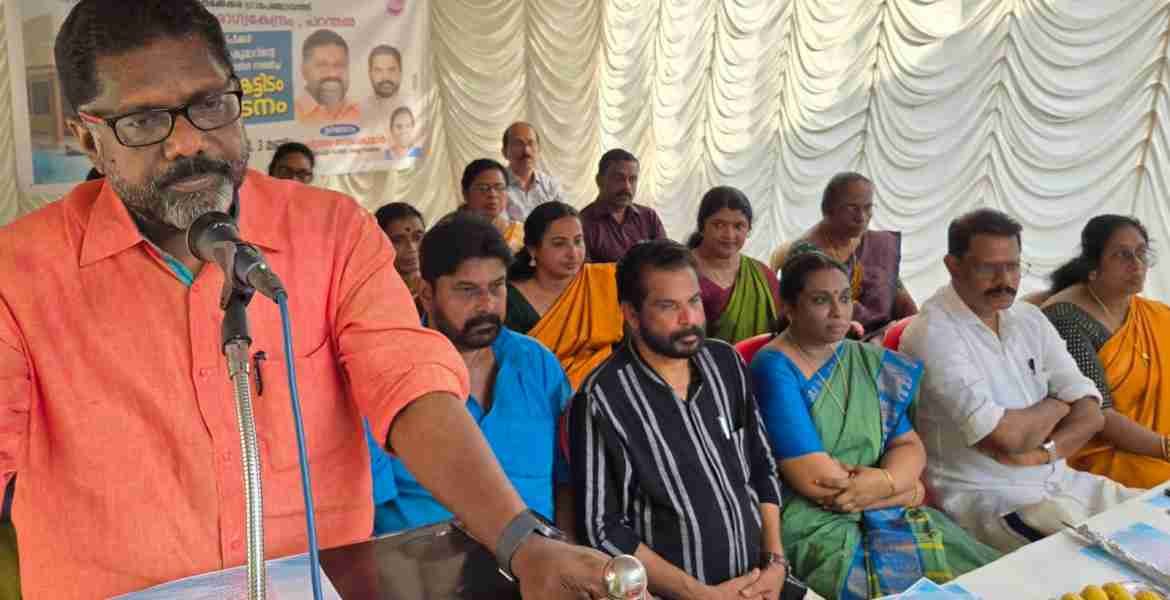 പന്തളം തെക്കേക്കര ഗ്രാമപഞ്ചായത്തിലെ പറന്തല്‍ ജനകീയാരോഗ്യ കേന്ദ്രത്തില്‍ നിര്‍മിച്ച പുതിയ കെട്ടിട ഉദ്ഘാടനം നിയമസഭ ഡെപ്യൂട്ടി സ്പീക്കര്‍ ചിറ്റയം ഗോപകുമാര്‍ നിര്‍വഹിക്കുന്നു