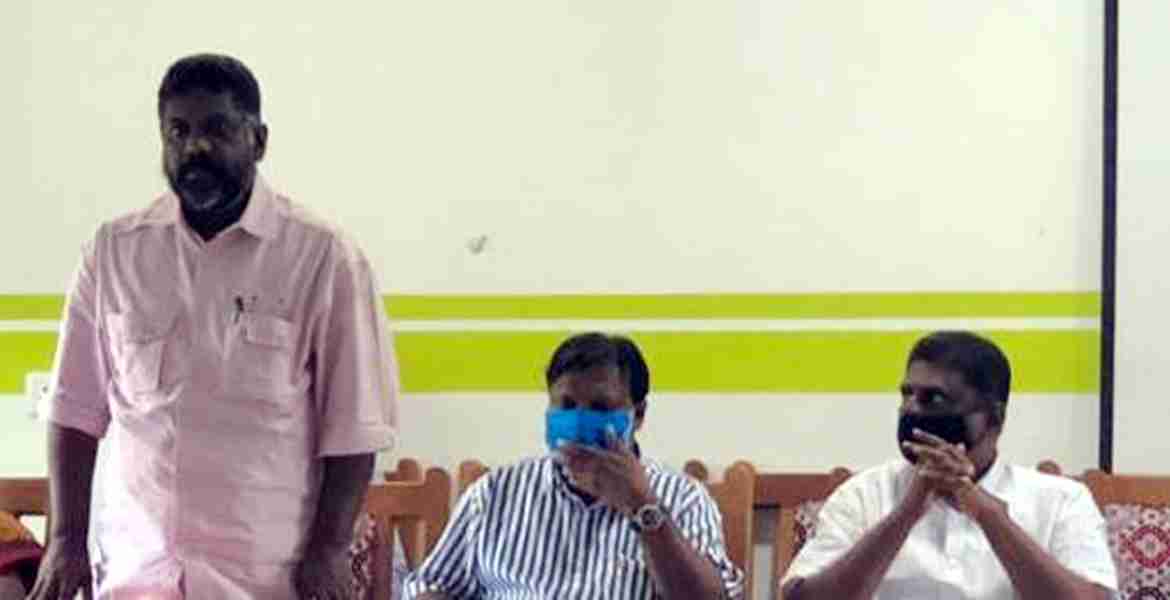 കടമ്പനാട് പഞ്ചായത്ത് ഓണ്‍ലൈന്‍ പഠനവുമായി ബന്ധപ്പെട്ട് ചേര്‍ന്ന പ്രത്യേക പിഇസി യോഗം ചിറ്റയം ഗോപകുമാര്‍ എംഎല്‍എ ഉദ്ഘാടനം ചെയ്യുന്നു. 