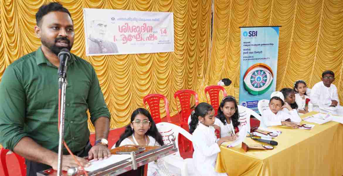 ജില്ലാ ശിശുക്ഷേമ സമിതി സംഘടിപ്പിച്ച ശിശുദിനാഘോഷത്തില്‍ ജില്ലാ കലക്ടര്‍ എസ് പ്രേം കൃഷ്ണന്‍ സന്ദേശം നല്‍കുന്നു