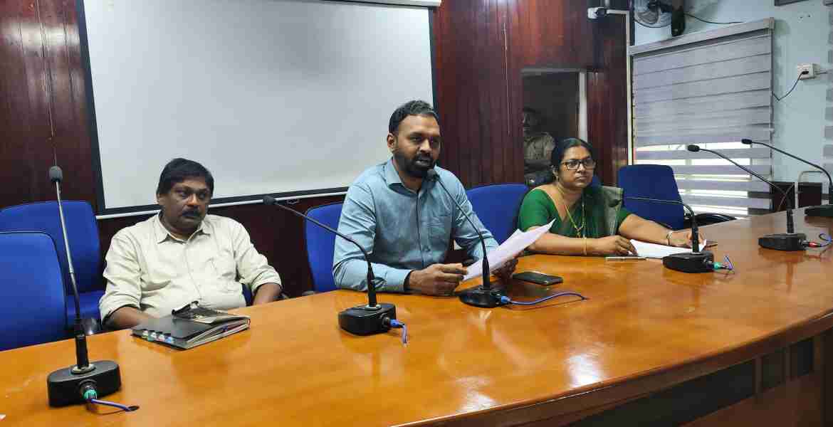 വോട്ടര്‍പട്ടിക പുതുക്കലുമായി ബന്ധപ്പെട്ട് ജില്ലാ കലക്ടര്‍ എസ് പ്രേം കൃഷ്ണന്റെ നേതൃത്വത്തില്‍ നടന്ന യോഗം