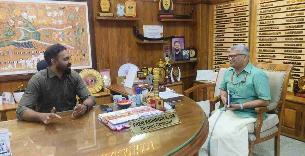 ജില്ലാ കലക്ടര്‍ എസ് പ്രേം കൃഷ്ണനുമായി ജില്ലയിലെ പൊതു നിരീക്ഷകന്‍ എ നിസാമുദ്ദീന്‍ കൂടിക്കാഴ്ച നടത്തുന്നു