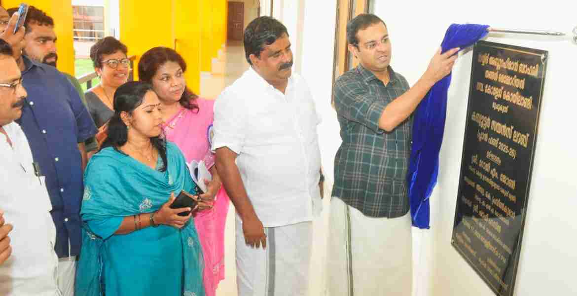 കൊയിലാണ്ടി സയ്യിദ് അബ്ദുറഹ്‌മാന്‍ ബാഫഖി തങ്ങള്‍ മെമോറിയല്‍ ഗവ. കോളേജില്‍ പുതിയ കമ്പ്യൂട്ടര്‍ ലാബിന്റെ ഉദ്ഘാടനം മന്ത്രി റോജി എം ജോണ്‍ നിര്‍വഹിക്കുന്നു