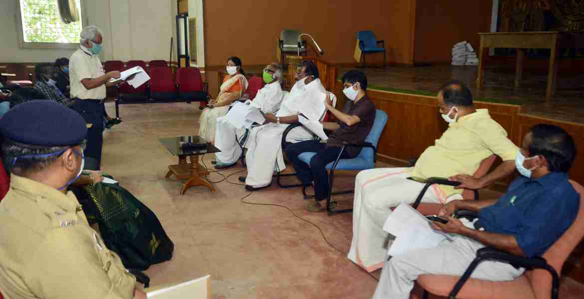 മന്ത്രി ഇ.പി ജയരാജന്റെ നേതൃത്വത്തില്‍ കലക്ടറേറ്റ് ഓഡിറ്റോറിയത്തില്‍ നടന്ന കോവിഡ്-19 പ്രതിരോധ പ്രവര്‍ത്തനങ്ങളുടെ അവലോകന യോഗം