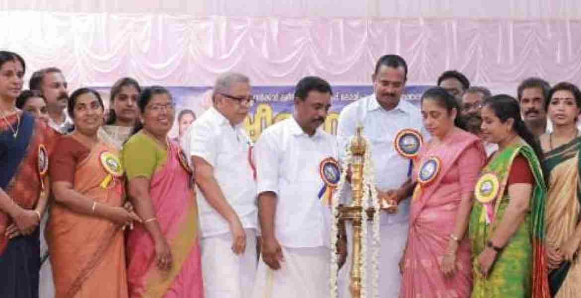 കോയിപ്രം ബ്ലോക്ക് ക്ഷീരസംഗമം ജില്ലാ പഞ്ചായത്ത് ക്ഷേമകാര്യ സ്ഥിരം സമിതി അധ്യക്ഷന്‍ ജിജി മാത്യു ഉദ്ഘാടനം ചെയ്യുന്നു