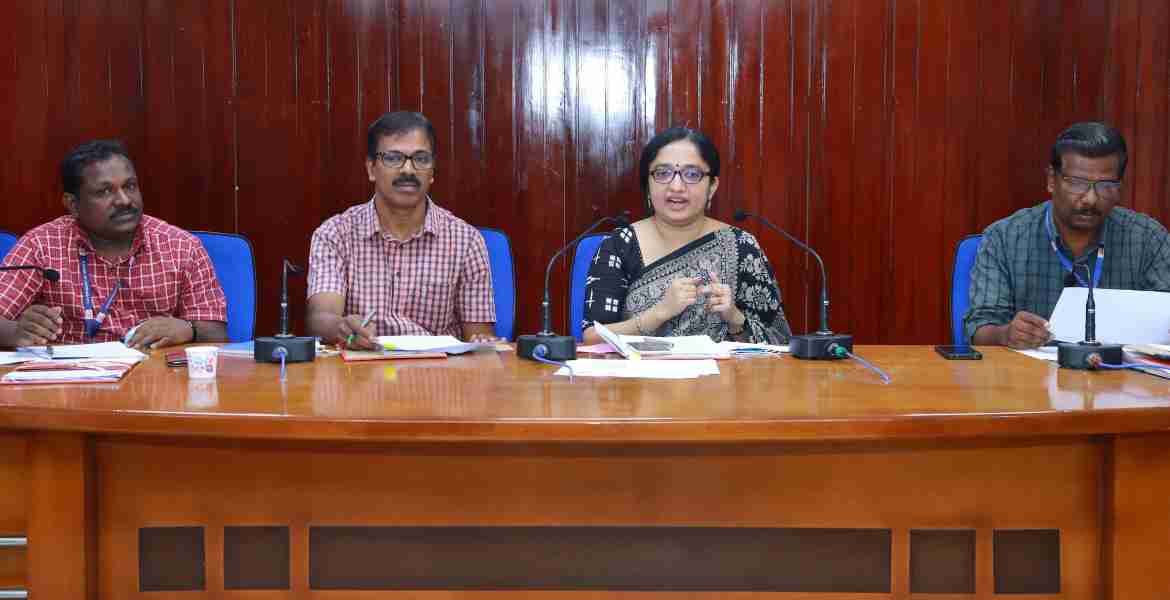 ട്രൈബല്‍ പ്ലസ് പദ്ധതിയുമായി ബന്ധപ്പെട്ട് കളക്‌ട്രേറ്റ് കോണ്‍ഫറന്‍സ് ഹാളില്‍ ചേര്‍ന്ന യോഗത്തില്‍ ജില്ലാ കളക്ടര്‍ ഡോ.ദിവ്യ എസ്.അയ്യര്‍ സംസാരിക്കുന്നു