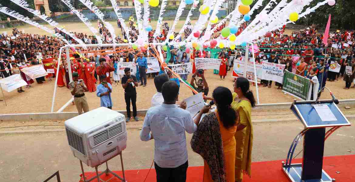 പത്തനംതിട്ട കാതോലിക്കേറ്റ് കോളജില്‍ നടത്തിയ ലഹരി വിരുദ്ധ കാമ്പയിന്റെ ഭാഗമായി വിദ്യാര്‍ഥികള്‍ക്ക് ലഹരിക്കെതിരായ പ്രതിജ്ഞ ജില്ലാ കളക്ടര്‍ ഡോ. ദിവ്യ എസ്. അയ്യര്‍ ചൊല്ലി കൊടുക്കുന്നു