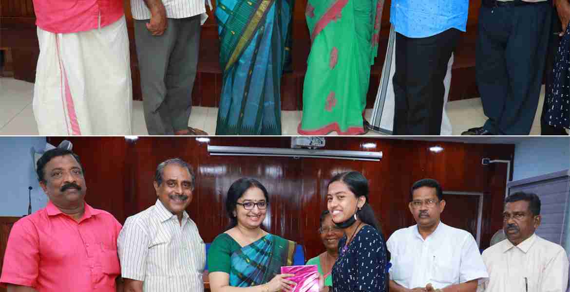 26ാമത് ദേശീയ വായനാ മാസാചരണത്തിന്റെ ഭാഗമായി തിരുവനന്തപുരത്ത് നടന്ന സംസ്ഥാനതല ക്വിസ് മത്സരത്തില്‍ ഒന്നാം സമ്മാനം നേടിയ ജില്ലാ ടീം അംഗങ്ങളായ എസ്. അഭിഷേക്, ദേവിക സുരേഷ് എന്നിവര്‍ ജില്ലാ കളക്ടര്‍ ഡോ. ദിവ്യ എസ്. അയ്യരില്‍ നിന്നും  സമ്മാനം ഏറ്റുവാങ്ങുന്നു