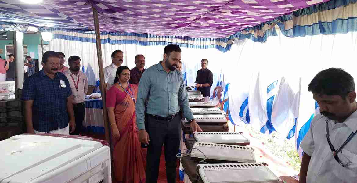 ജില്ലാ കലക്ടര്‍ എസ് പ്രേം കൃഷ്ണന്റെ നേതൃത്വത്തില്‍ ഇലക്ട്രോണിക് വോട്ടിങ്ങ് മെഷീനുകളുടെ ആദ്യഘട്ട പരിശോധന നടത്തുന്നു