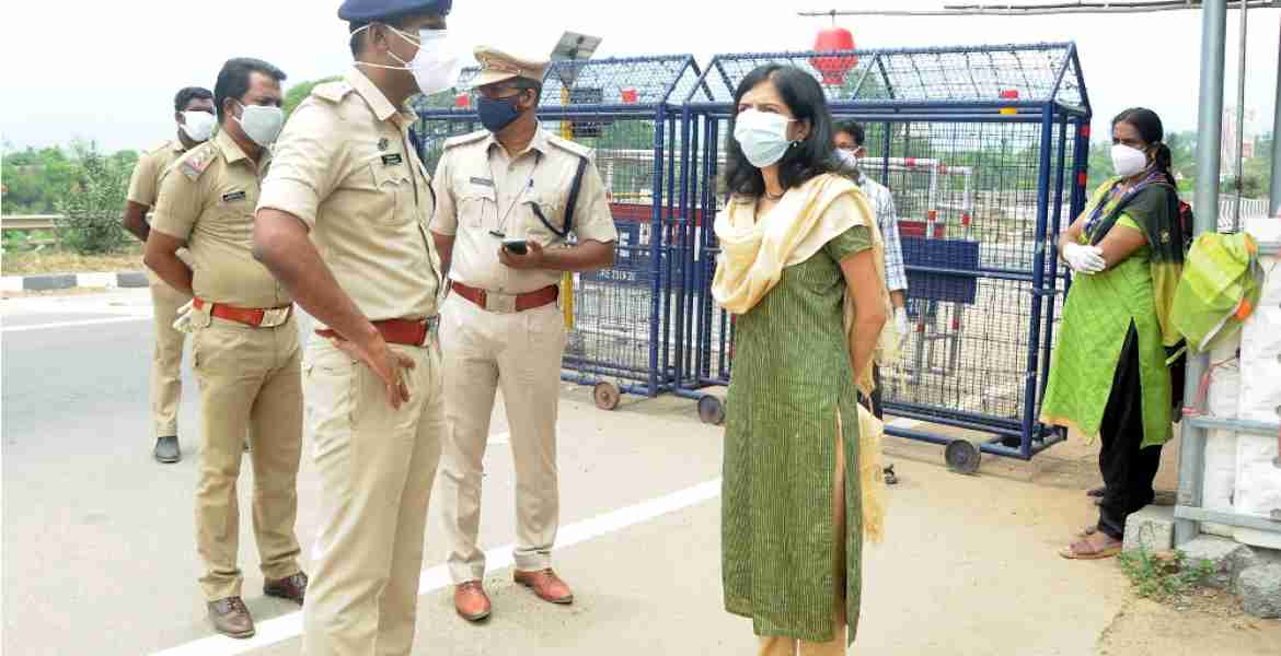 ജില്ലാ കലക്ടര്‍ വാളയാര്‍ ചെക്ക്പോസ്റ്റ് സന്ദര്‍ശിക്കുന്നു