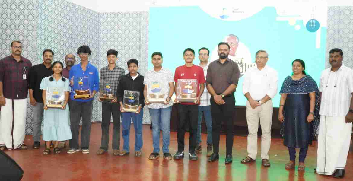 കോഴഞ്ചേരി സെന്റ് തോമസ് കോളജില്‍ നടന്ന സി എം മെഗാ ക്വിസ് സ്‌കൂള്‍ തല വിജയികള്‍ ജില്ലാ കലക്ടര്‍ എസ് പ്രേം കൃഷ്ണന് ഒപ്പം