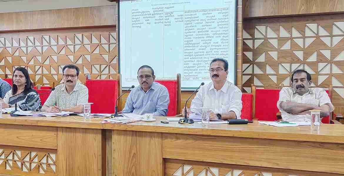 ജില്ലാ ആസൂത്രസമിതി കോൺഫറൻസ് ഹാളിൽ ചേർന്ന ജില്ലാ വികസന സഅഡ്വ. ജോബ് മൈക്കിൾ എം.എൽ.എ. സംസാരിക്കുന്ന. ചീഫ് വിപ്പ് ഡോ: എൻ. ജയരാജ്, തിരുവഞ്ചൂർ രാധാകൃഷ്ണൻ എം.എൽ. എ, അഡീഷണൽ ജില്ലാ മജിസ്‌ട്രേറ്റ് ബീന പി. ആനന്ദ്, അഡീഷണൽ എസ്.പി. വിനോദ് പിള്ള, സബ് കളക്ടർ ഡി. രഞ്ജിത്ത്, ജില്ലാ പ്ലാനിങ് ഓഫീസർ എം.പി. അനിൽകുമാർ എന്നിവർ സമീപം.
