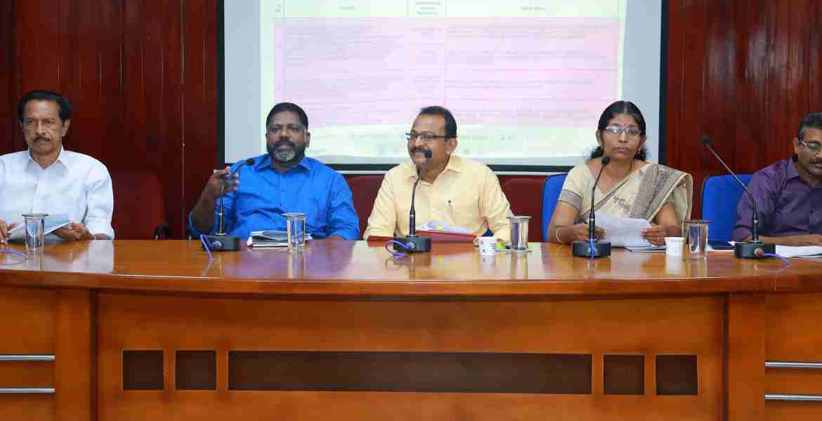 ജില്ലാ വികസന സമിതി യോഗത്തില്‍ ഡെപ്യുട്ടി സ്പീക്കര്‍ ചിറ്റയം ഗോപകുമാര്‍ സംസാരിക്കുന്നു. ജില്ലാ പഞ്ചായത്ത് പ്രസിഡന്റ് അഡ്വ. ഓമല്ലൂര്‍ ശങ്കരന്‍, പത്തനംതിട്ട നഗരസഭ ചെയര്‍മാന്‍ ടി. സക്കീര്‍ ഹുസൈന്‍, എഡിഎം ബി. രാധാകൃഷ്ണന്‍, ഡെപ്യുട്ടി പ്ലാനിംഗ് ഓഫീസര്‍ ദീപ ചന്ദ്രന്‍ തുടങ്ങിയവര്‍ സമീപം