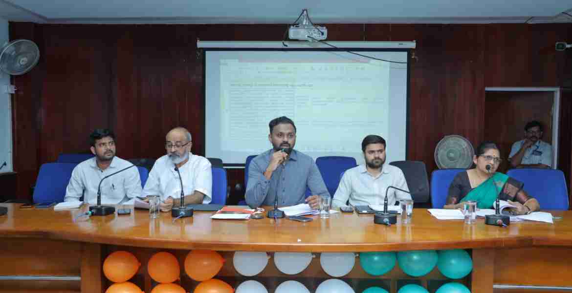 ജില്ലാ വികസനസമിതി യോഗത്തില്‍ മാത്യു ടി തോമസ് എംഎല്‍എ സംസാരിക്കുന്നു