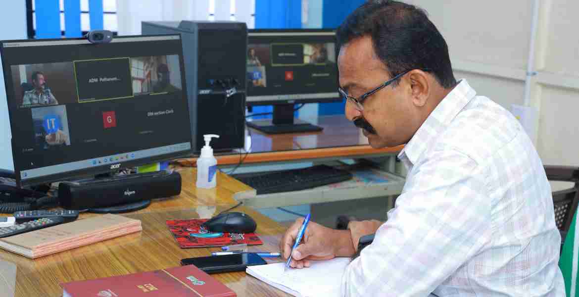 ഓണ്‍ലൈനായി ചേര്‍ന്ന ജില്ലാ ദുരന്തനിവാരണ അതോറിറ്റി യോഗത്തില്‍ എഡിഎം ബി. രാധാകൃഷ്ണന്‍ സംസാരിക്കുന്നു