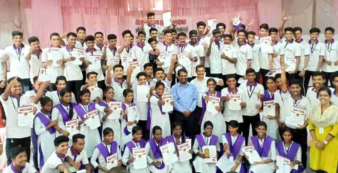 ദീന്‍ ദയാല്‍ ഉപാധ്യായ ഗ്രാമീണ കൗശല്യ യോജനയിലൂടെ തൊഴില്‍ ലഭിച്ച പഠിതാക്കള്‍ അപ്പോയിന്റ്‌മെന്റ് ലെറ്ററുമായി ജില്ലാ കളക്ടര്‍ ഡോ.ഡി സജിത് ബാബുവിനൊപ്പം.